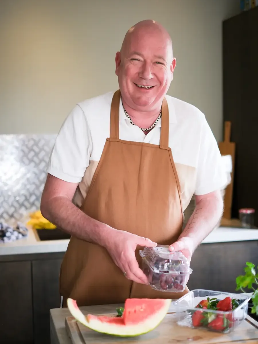 Patrick maakt het ontbijt zelf klaar